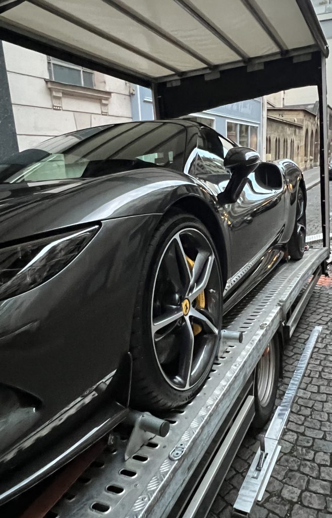 Transport Ferrari 296 GTS depuis Paris à destination de St Tropez